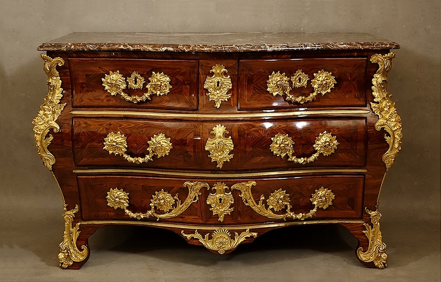 Commode Régence par Mathieu Criaerd en placage de bois de violette